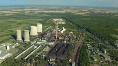 Elektrik santrali soğutma kuleleri hava görüntüsü