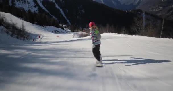 Snowboarder πέφτει πάνω στην πλαγιά — Αρχείο Βίντεο