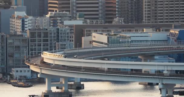 Metro em Tóquio na rampa para a ponte do arco-íris — Vídeo de Stock