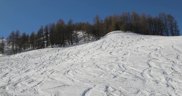 Зимовий пейзаж у засніжених горах, гірськолижні схили — стокове відео