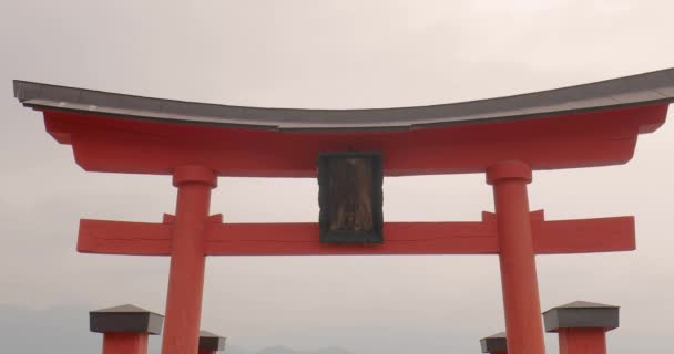 Tori-Tor gegen düsteren Himmel — Stockvideo