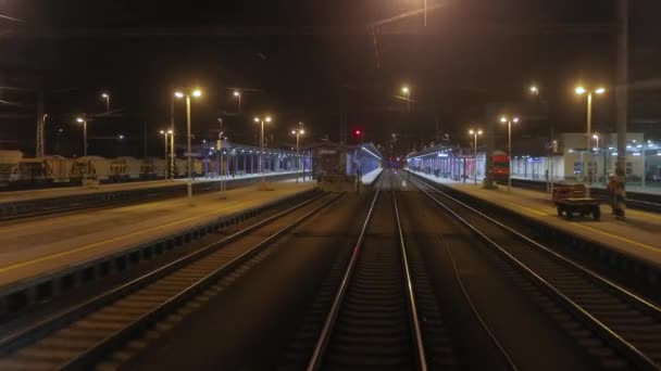 Movimento dei binari ferroviari di notte — Video Stock