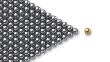 Liderlik konsepti. Gümüş topları kalabalıktan ayakta altın lideri topu