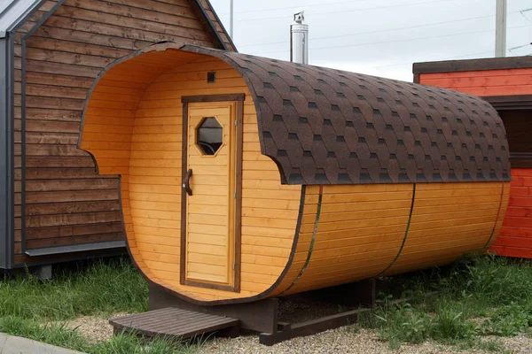 Ahşap bir varil şeklinde mobil kompakt banyo.