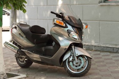 Modern scooter evin Park edilmiş.