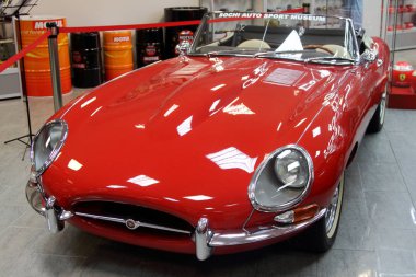 Sochi, Rusya Federasyonu - Kasım 08.2018, kırmızı Jaguar Roadster Sochi Olympic Park otomobil spor Müzesi'nde.