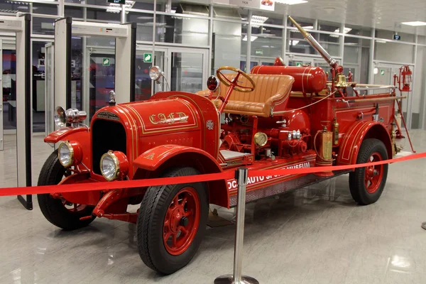 LaFrance Brockway Torpille dans le musée des sports automobiles à — Photo