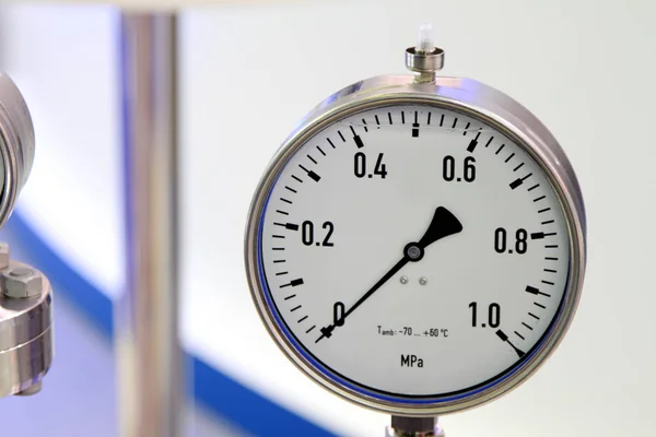 Manómetro: un dispositivo para medir la presión del fluido en el — Foto de Stock