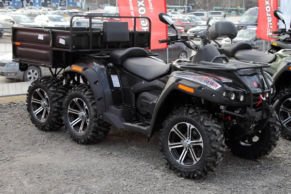 Modern ATV with a trailer for the transport of goods is on the s — Stock Photo, Image