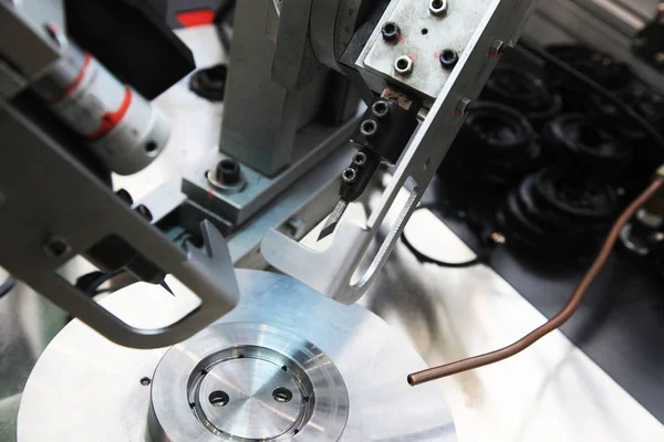 Kauçuk ürünlerin gereksiz parçalar keserek vulkanizasyon sonra için donatım