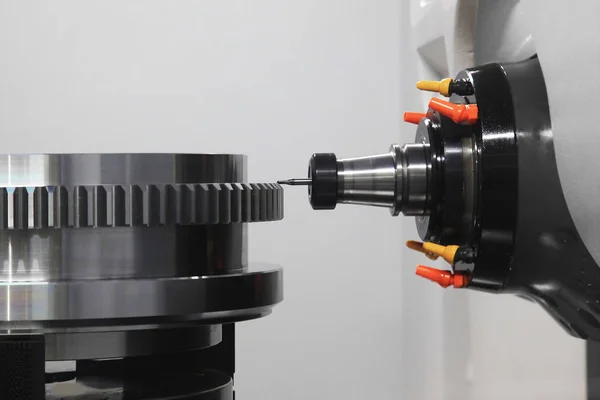 Precise Machining Gear Teeth Cnc Machine — Stock Photo, Image