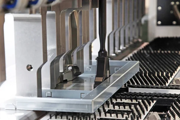 全自动金属板折弯机在厂内的数控机床加工 — 图库照片