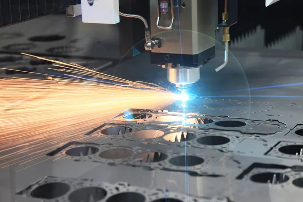 O processo de corte de chapas de alta precisão por corte a laser — Fotografia de Stock