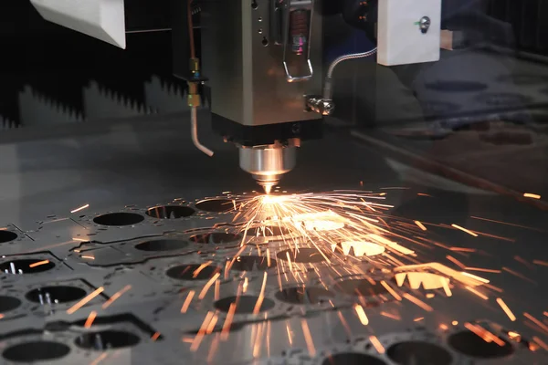 O processo de corte de chapas de alta precisão por corte a laser — Fotografia de Stock