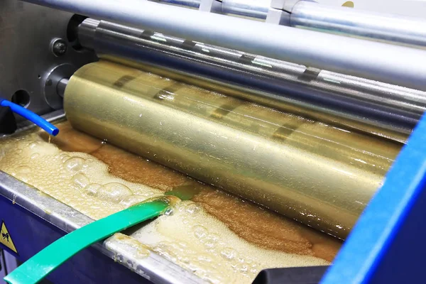 Shaft Machine Applying Adhesive Paper Label — Stock Photo, Image