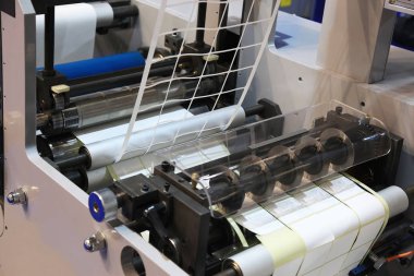 Yüksek hızlı yazdırma ve etiketlerden yapışkanlı kağıt üzerinde kesme
