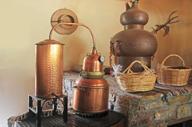 İmbik bakır. Alkol, uçucu yağlar ve kaçak içki üretimi için kullanılan bir damıtma cihazı. 