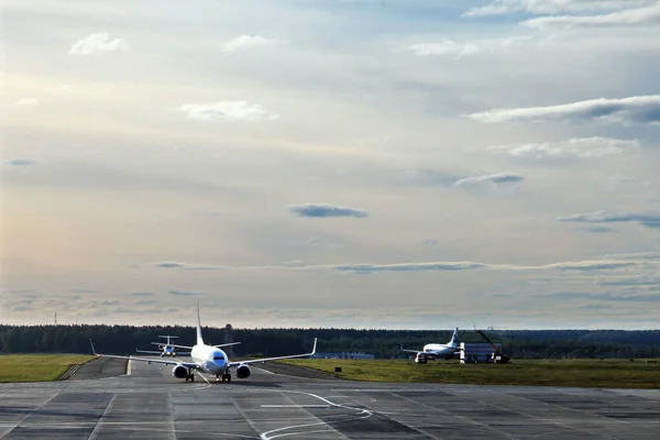 Stora Kommersiella Passagerare Flygbolag Närmar Sig Från Taxibana Till Flygplatsen — Stockfoto