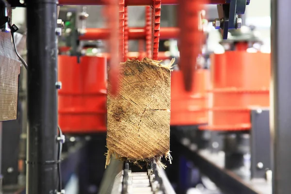 Holzbearbeitungsunternehmen Holzschneidemaschine Gefräste Rundholz Fräsmaschine — Stockfoto