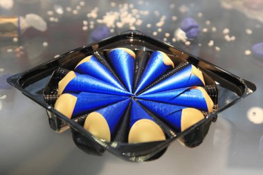 şeker mavi metal folyo bir koni şeklinde paketlenmiştir