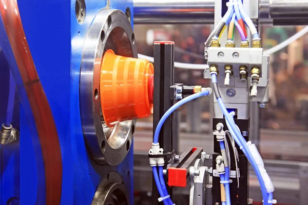 Pieza Terminada Retira Máquina Moldeo Por Inyección Robot Vacío —  Fotos de Stock