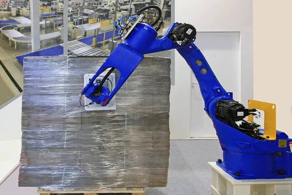 Robot industrial en la fábrica Fotos de stock libres de derechos