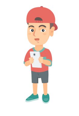 Beyaz çocuk bir smartphone kullanarak.