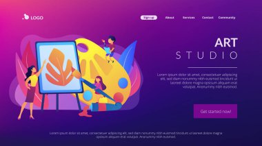 Şövaledeki kadın sanatçı çocuklara palet ve fırçayla resim yapmayı öğretiyor, küçük insanlar. Sanat stüdyosu, açık sanat dersleri, modern sanat galerisi konsepti. Web sitesi indirme web sayfası şablonu.