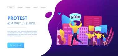 Toplantıda pankart ve pankart taşıyan küçük insanları protesto eden bir kalabalık. Toplu toplantı, insanlar toplantısı, spontane ralli konsepti. Canlı bir menekşe iniş web sayfası şablonu.