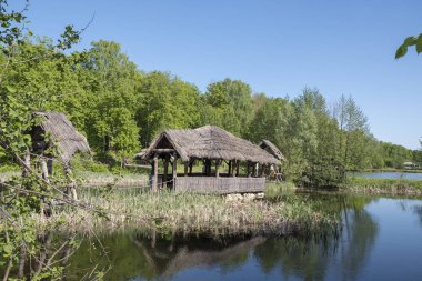 su üzerinde stilts siper al