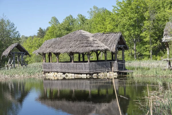 su üzerinde stilts siper al