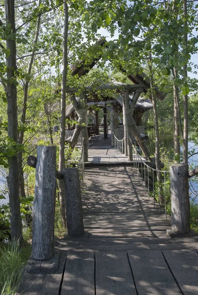 su üzerinde stilts siper al