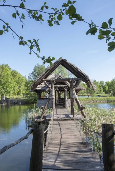 su üzerinde stilts siper al