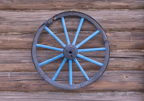 Wheels from the cart on the wall of the stables — Stock Photo, Image