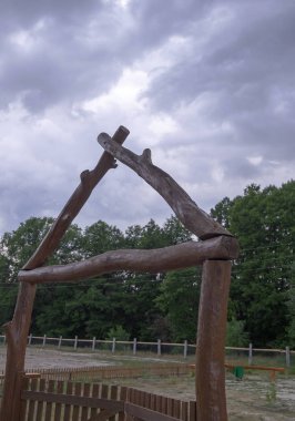 Gökyüzüne karşı ahşap kapı