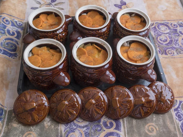 et ve diğer gıda yemek pişirmek için kil tencere