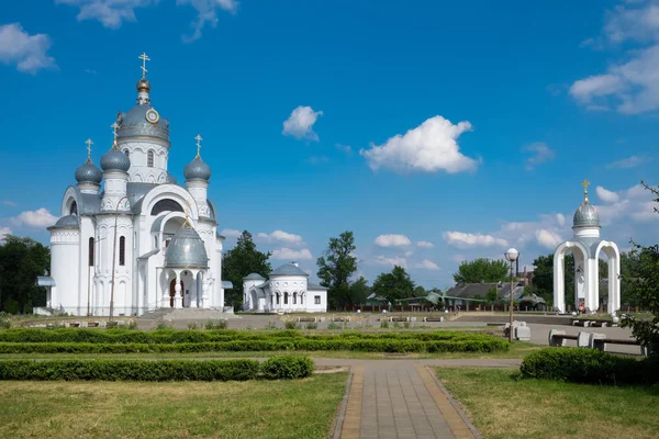Iglesia de San Miguel Arcángel y parque de la ciudad vieja, ciudad de Beryoza, región de Brest, Bielorrusia . —  Fotos de Stock