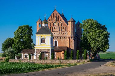 Eski 15. yüzyıl St. Michael müstahkem kilise ve çan kulesi Synkovichy Köyü, Grodno region, Beyaz Rusya.