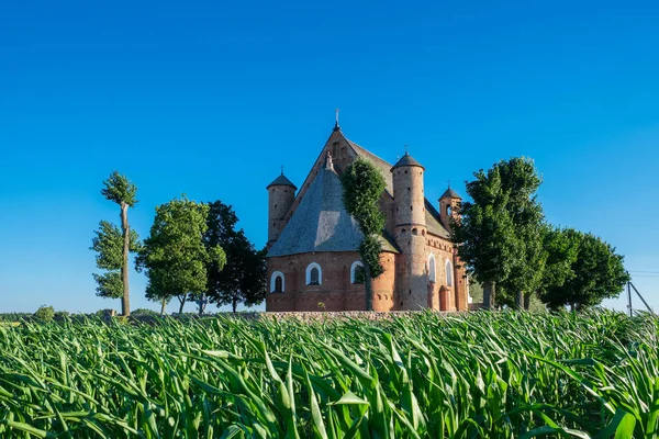 世紀の古い聖ミカエル要塞 ベラルーシのフロドナ州 Synkovichy 村の教会 — ストック写真