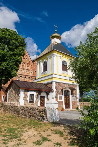 Stará Zvonice Století Michael Opevněný Kostel Létě Synkovichy Vesnici Regionu — Stock fotografie