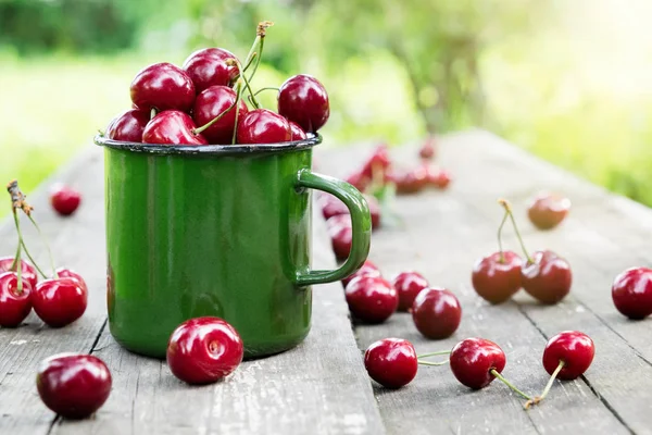 Taza Verde Esmaltada Llena Cerezas Rojas Maduras Banco Madera Jardín — Foto de Stock