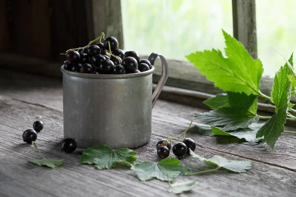 Vintage Mok Vol Met Zwarte Bessen Bessen Rustieke Houten Tafel — Stockfoto