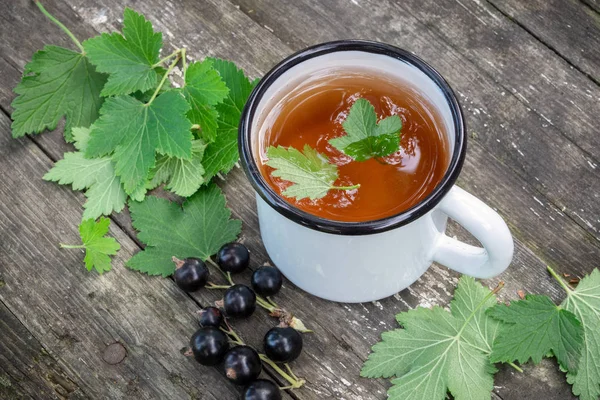 Taza Esmaltada Frutas Con Bayas Grosella Negra Mesa Madera Aire — Foto de Stock