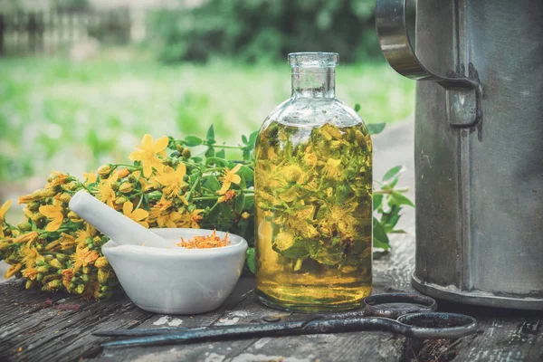 Hypericum Johns Plantas Mosto Garrafa Transparente Óleo Infusão Argamassa Mesa — Fotografia de Stock