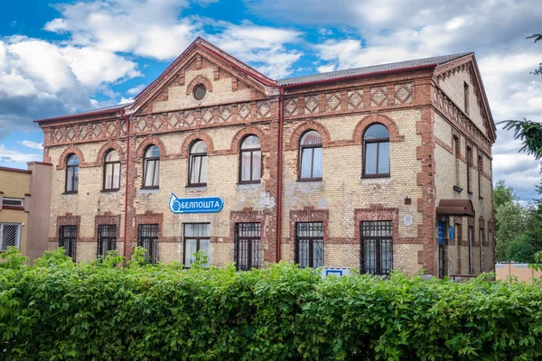 Gevel van een oud gebouw van postkantoor in oude stad van Slonim, Grodno regio, Wit-Rusland. — Stockfoto