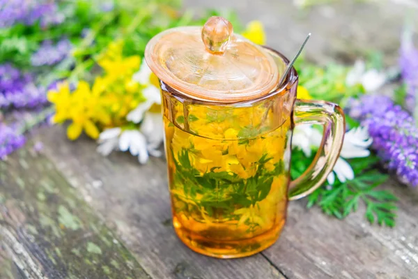 Hierbas Taza Infusión Saludable Racimos Hierbas Medicinales Tablero Madera — Foto de Stock