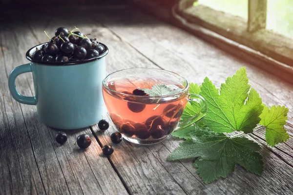 Tasse Schwarze Johannisbeeren Glas Früchtetee Mit Schwarzen Johannisbeeren Auf Holztisch — Stockfoto