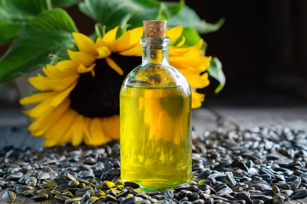 Flasche Sonnenblumenöl Samen Und Schöne Gelbe Sonnenblume Auf Dem Hintergrund — Stockfoto