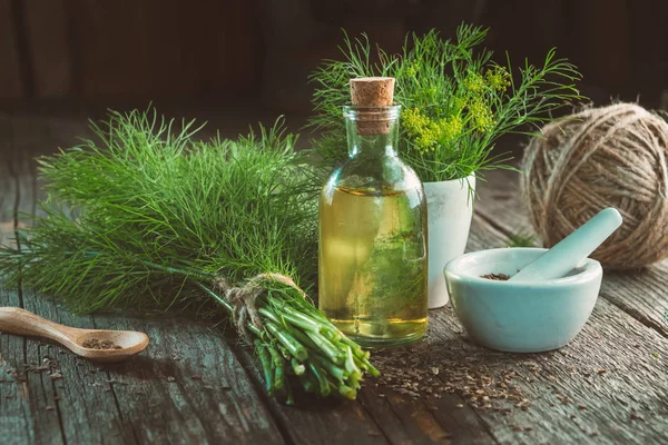 Knippe Färsk Grön Dill Mortel Fänkålsfrön Flaska Dillolja Och Jute — Stockfoto