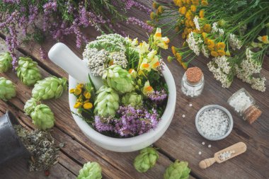 Harç şifalı bitkiler, sağlıklı bitkiler, homeopatik globüller şişe. Üstten görünüm. Homeopathic Tıp.